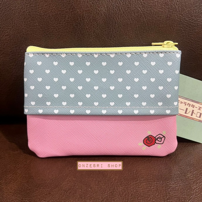 กระเป๋า Sanrio Characters Fancy Retro Collection Pouch & Tissue Case แบบ Rururu Gakuen ด้านหลังใส่ทิชชู่ได้ มีซิปปิดเปิด ขนาด 13 x 9.5 x 0.7 ซม. ทำจาก PVC