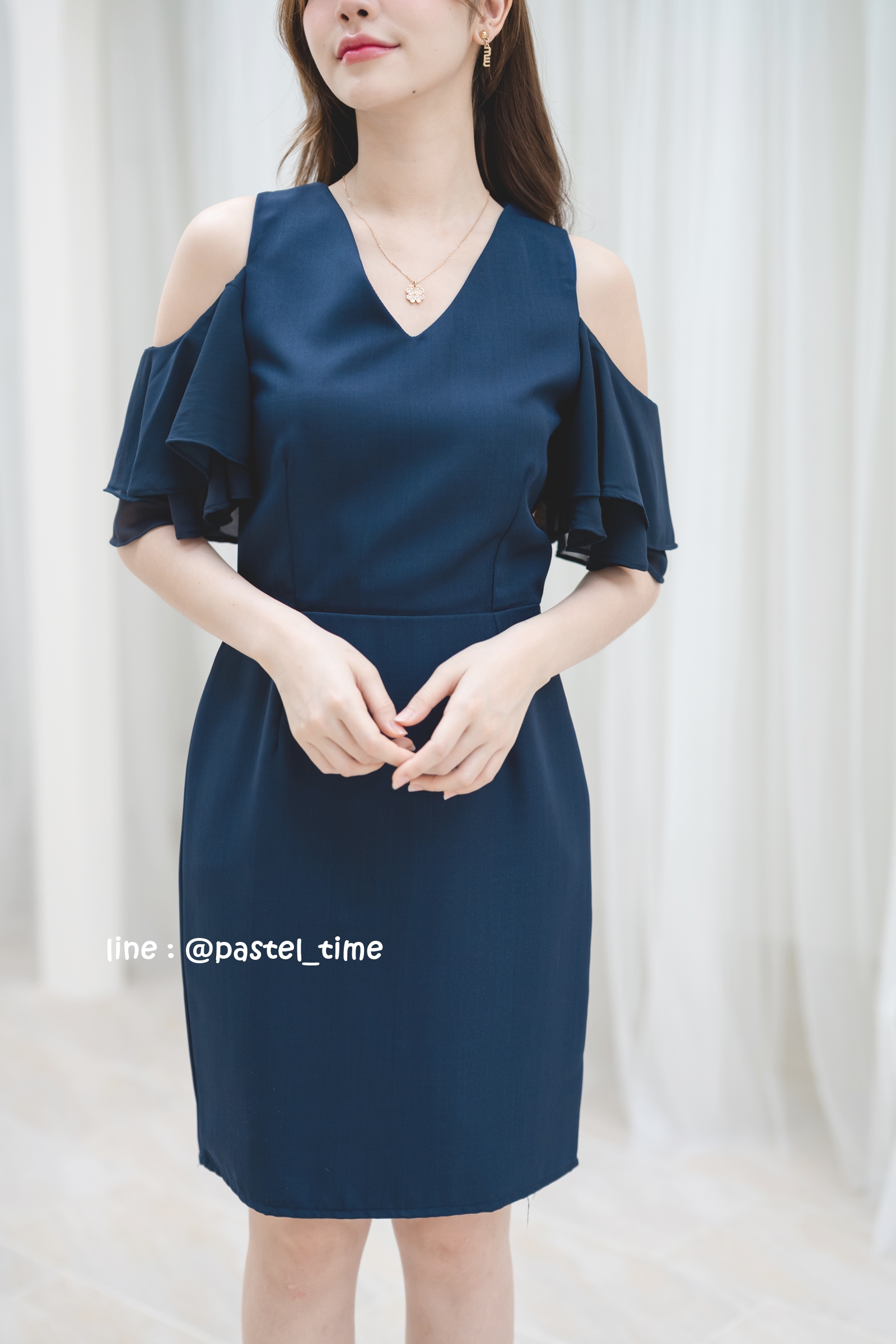 Vela off-shoulder dress : สีกรม
