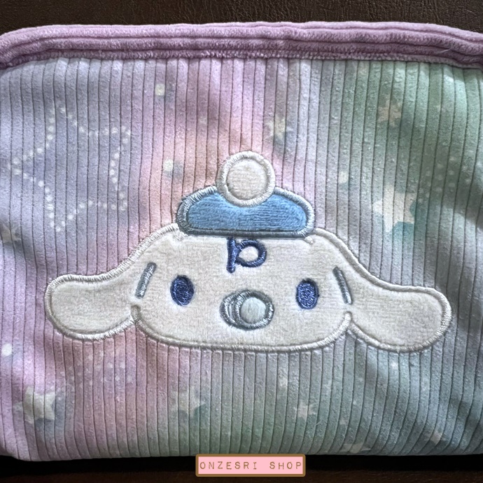 กระเป๋า Cinnamoroll Twilight Pouch แบบ Milk ขนาด 19 x 15 x 4 ซม. ไม่มีวางขายทั่วไป เป็นแบบต้องลุ้นกับทางหน้าร้าน Sanrio ที่ญี่ปุ่นเท่านั้น