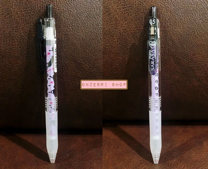 ปากกา Zebra Sarasa Clip x Yupon (Limited) คอลเลกชั่นร่วมกับคุณ Yupon ที่เป็น Youtuber ชาวญี่ปุ่น ลายตรงด้ามมีขีดระดับตัวเลขไว้บอกระดับหมึกคงเหลือ หัว 0.5 มี 6 สีให้เลือก