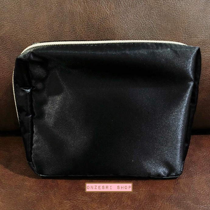 กระเป๋า Yoshikitty Pouch (Limited) สีดำ ขนาด 16 x 13 x 5 ซม. เป็นแบบผ้าซาตินเงา ๆ (ทำจากโพลีเอสเตอร์) ไม่มีวางขายทั่วไป เป็นแบบต้องลุ้นกับทางหน้าร้าน Sanrio ที่ญี่ปุ่นเท่านั้น