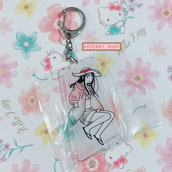 พวงกุญแจอะคริลิค Walking around the season จากศิลปินญี่ปุ่น Kamome Fuyuno ตรงที่เป็นเสื้อผ้าจะทำเป็นแบบใส ไว้ถ่ายกับพื้นหลังน่ารัก ๆ เปลี่ยนลายชุดได้ เฉพาะตัวอะคริลิกสูงประมาณ 6.5 ซม. มี 6 แบบให้เลือก