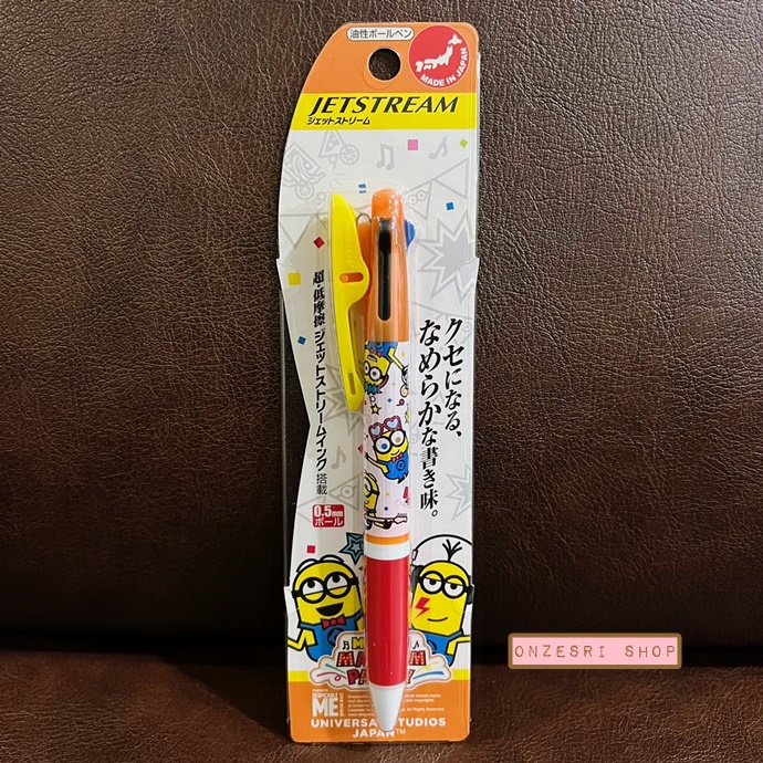 ปากกา USJ Jetstream 0.5 ลาย Minion แท่งสีขาวส้ม หมึกมี 3 สี แดง ดำ น้ำเงิน ตรงที่เสียบเป็นแบบคลิป ติดแน่น มีขายเฉพาะที่ Universal Studios Japan เท่านั้น