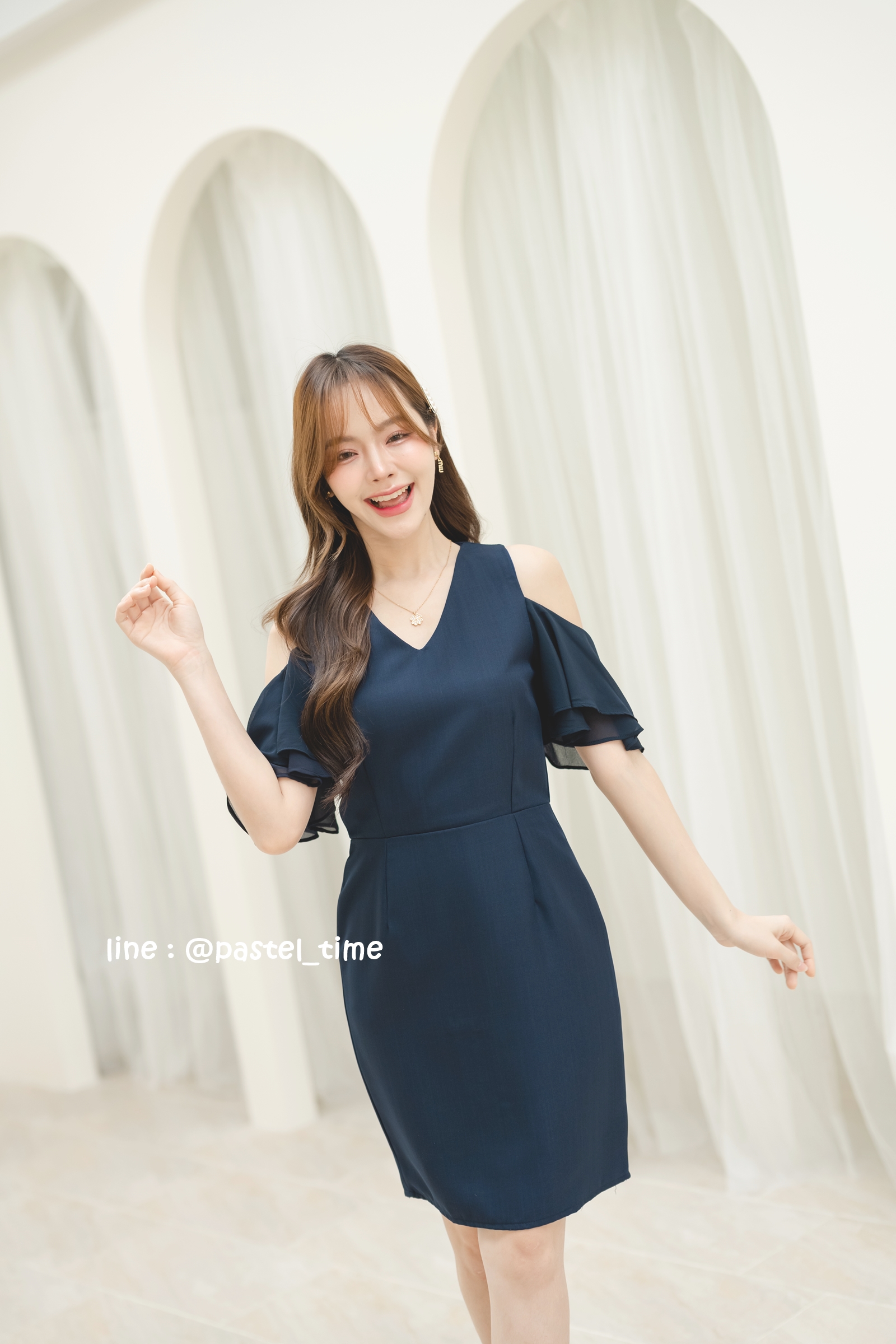 Vela off-shoulder dress : สีกรม