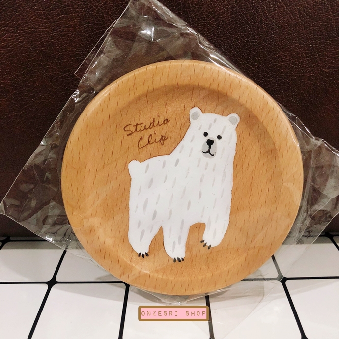 ที่รองแก้ว Studio Clip Wooden Coaster ลายหมีขาว จากร้าน Studio Clip Japan ขนาดเส้นผ่านศูนย์กลาง 9 ซม. ตรงลายเป็นลายวาดน่ารักมาก