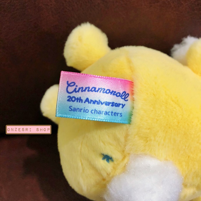 พวงกุญแจตุ๊กตา Cinnamoroll 20th Anniversary x Pompompurin ขนาด 14 x 15 x 10 ซม.