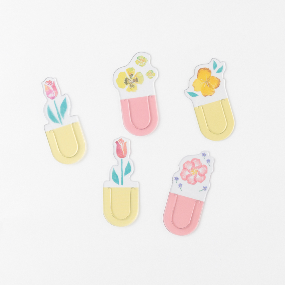 Kohaku Clip คลิปใสลายดอกไม้จากญี่ปุ่น ไว้คั่นหนังสือหรือตกแต่งได้ มี 5 คลิปในเซ็ต เป็นพลาสติก PVC ใส แข็ง ขนาดคลิปละ 3.6 x 6 ซม.