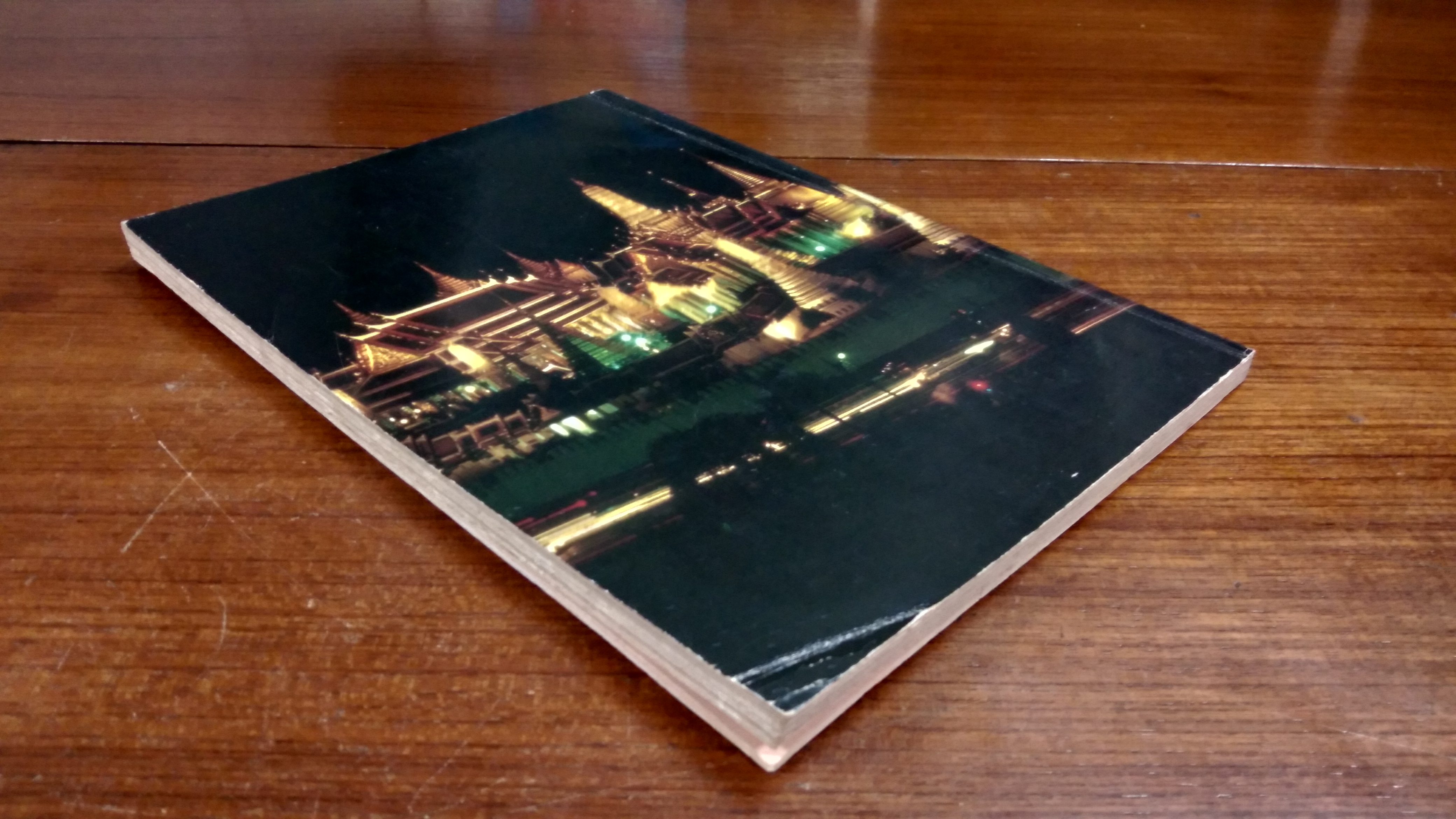 ร้อยกรองฉลองกรุง / รองศาสตราจารย์ ธนู บุณยรัตพันธุ์