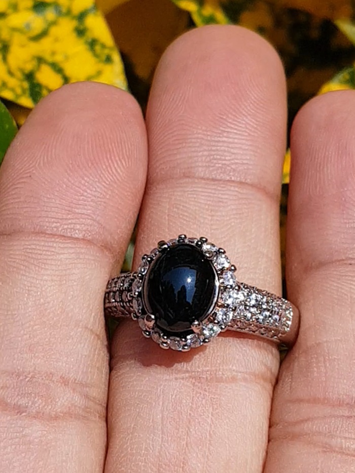 แหวน หยกดำ ส่องเขียว (Black jadeite) 1.59 กะรัต (Cts.) ดิบ