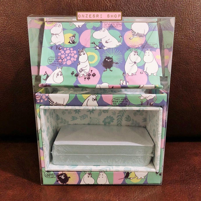 กล่องกระดาษโน้ต Moomin Desk Stand Memo สีเขียวม่วง ขนาด 13 x 10 x 5 ซม. ตรงกล่องเป็นกระดาษแข็ง ด้านบนมีแม่เหล็ก กระดาษมี 200 แผ่น
