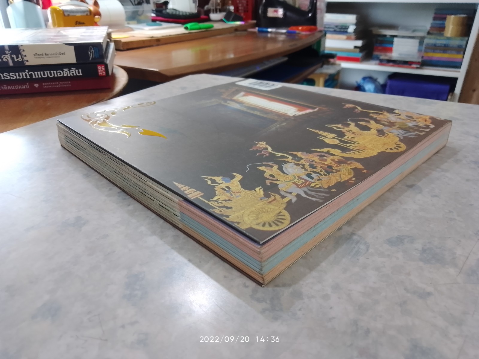กรุงเทพฯตามกาลเวลา (มีรอยโดนน้ำ) / อุษณีย์ ประวัง