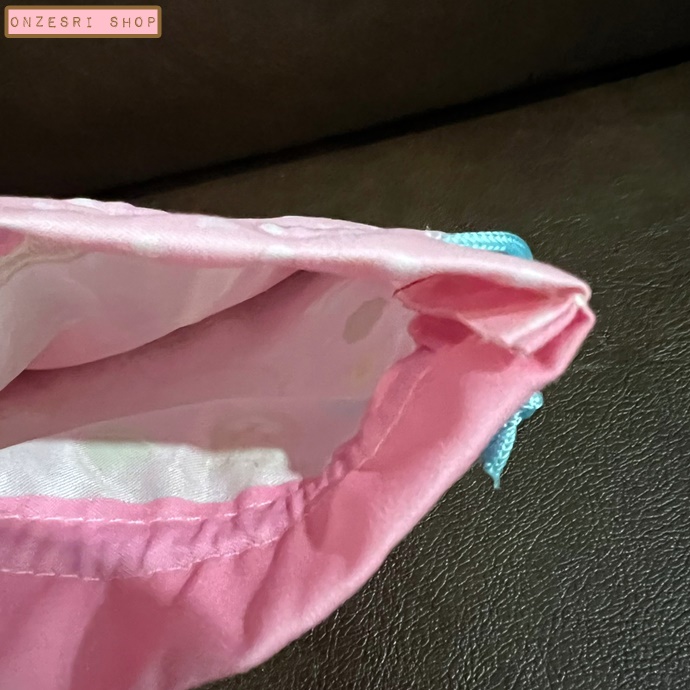 กระเป๋า Sylvanian Families Outing Pouch & Tote Bag แบบ Futon (Pink) ทำจากผ้า ขนาด 11 x 14.5 ซม. ตรงลายทำเป็นฉากเอาไว้เล่นกับตัวตุ๊กตาได้ มีช่องสำหรับใส่ตุ๊กตา