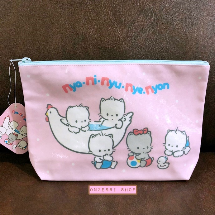 กระเป๋า Sanrio Pouch ผ้าเคลือบ ลาย Nya Ni Nyu Nye Nyon ขนาด 12.5 x 20.5 x 5 ซม.