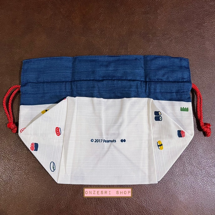 กระเป๋ารูดเชือกแบบญี่ปุ่น ลาย Snoopy Sushi (Limited) ทำจากผ้าญี่ปุ่น ขนาด 27 x 12 x 19.5 ซม. มีฐานกว้าง