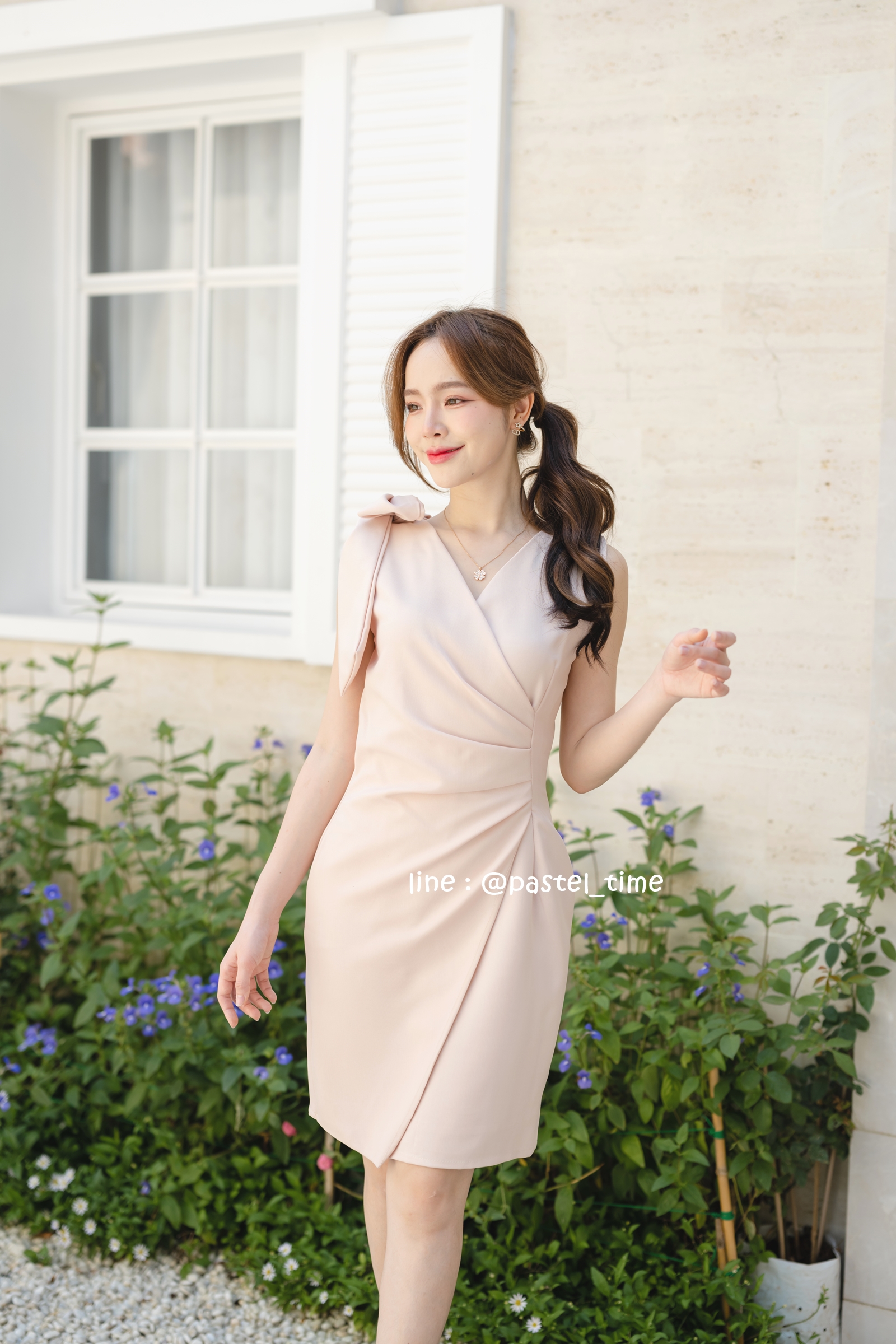 Dacia Bow Shoulder Dress – สีครีม