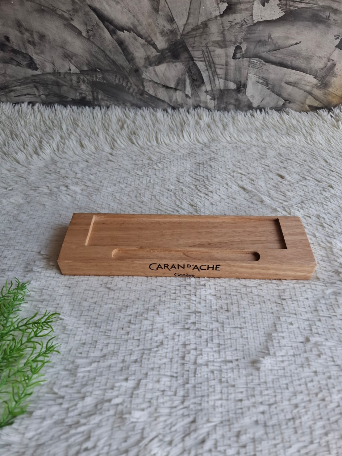 ถาดไม้ใส่ชุดน้ำหมึกและปากกา