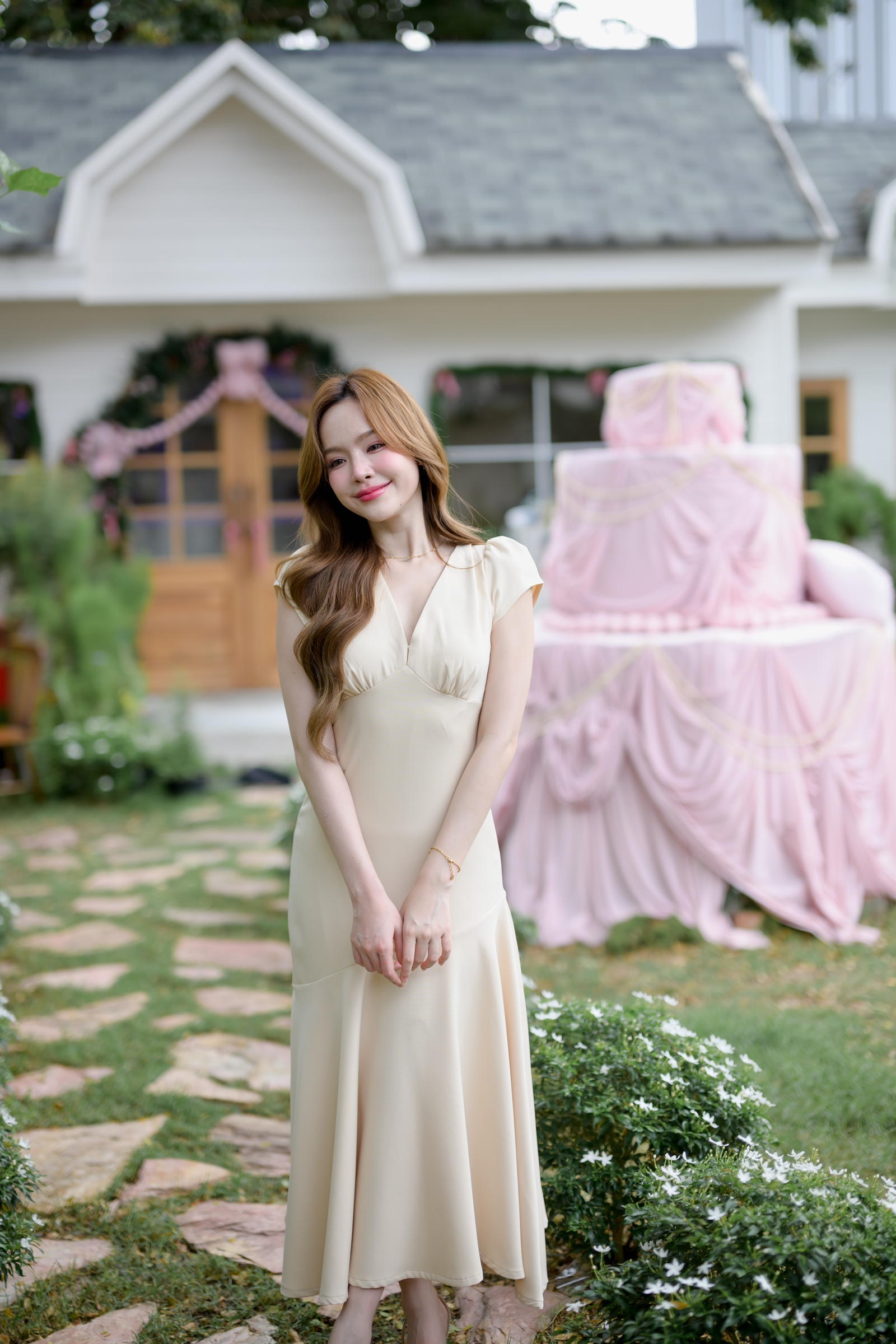 Petal Sway Maxi Dress : สีครีม