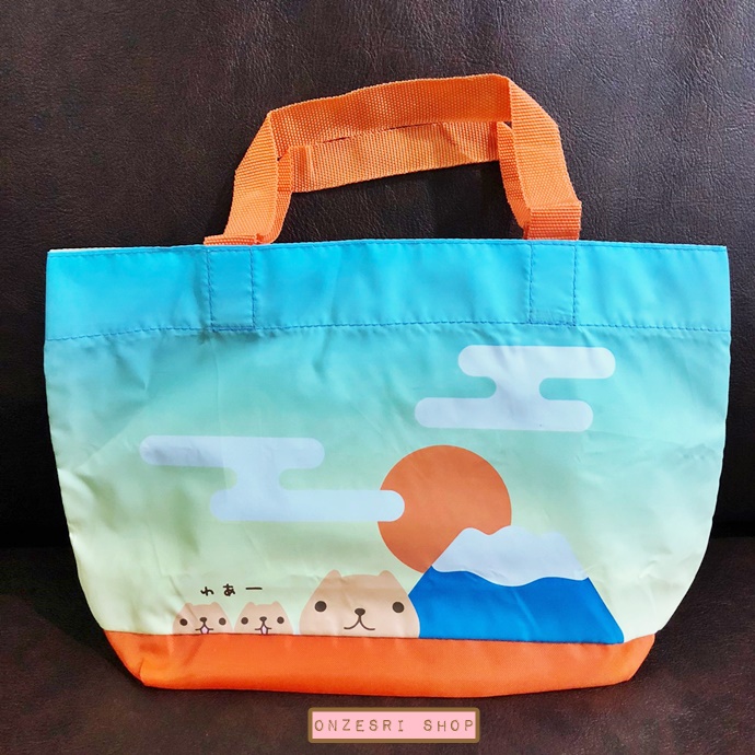 กระเป๋า Kapibarasan Japan Design Tote Bag เป็นแบบผ้าร่มบาง ขนาด 28 x 18 x 9 ซม. วัดไม่รวมสาย