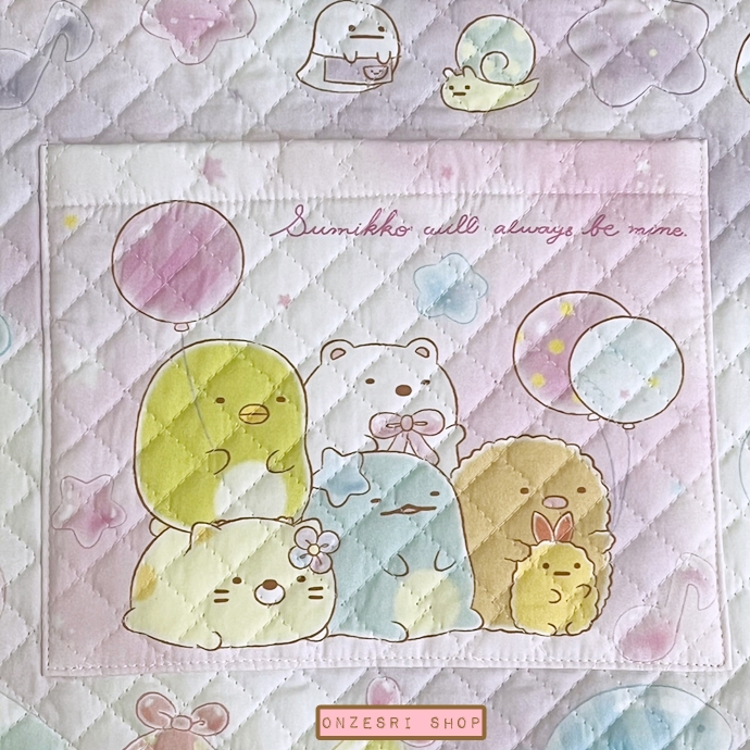 กระเป๋า Sumikko Gurashi Go Go School! Happy School 2025 Lesson Bag เป็นแบบเย็บบุ ๆ น่ารัก มีช่องใส่ของด้านนอก 1 ช่อง ขนาด 38 x 34 ซม.