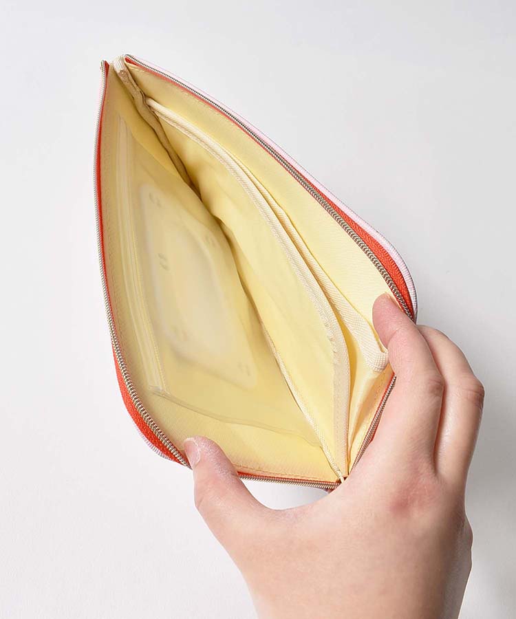 กระเป๋า seepo Mask Pouch แบบ Parfait เป็นกระเป๋าใส่ของ เครื่องสำอาง มีช่องใส่ทิชชู่เปียกหรือกระดาษทิชชู่ สามารถเปิดดึงออกจากด้านหน้าได้เลย สะดวกมาก ด้านในใส่หน้ากากอนามัยได้ ขนาด 13 x 21 x 1.5 ซม.