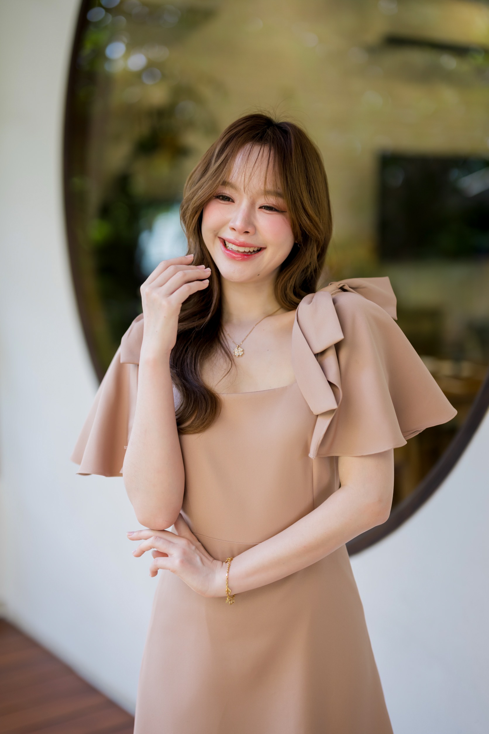 Bellette Bow Shoulder Dress : สีโอวัลติน
