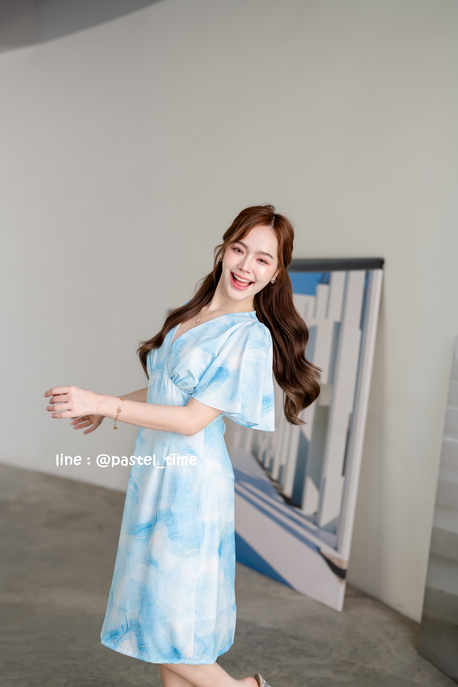 Sassy Marble Midi Dress : Vivid Blue โทนฟ้าสดใส