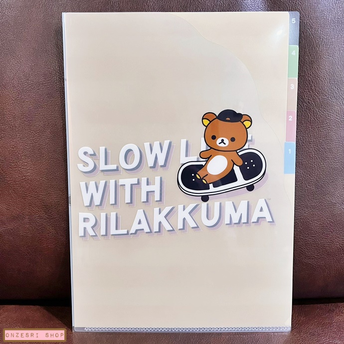 แฟ้ม A4 ลาย Slow Life with Rilakkuma แยกใส่เอกสารได้ 5 ช่อง ด้านหน้าเป็นรูปตัวการ์ตูนไดคัทใส่เอกสารได้