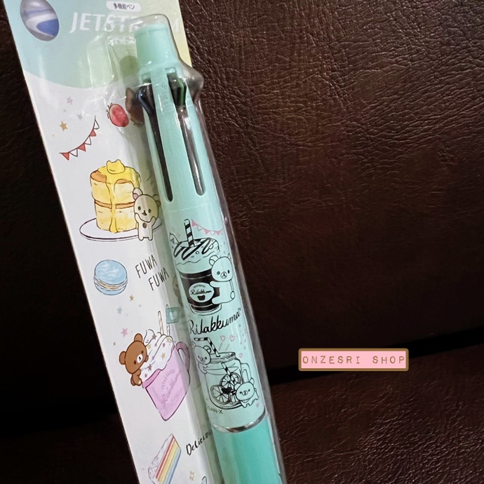 ปากกา Jetstream 4+1 ลาย Rilakkuma Sweets Cafe (สีเขียว) เป็นปากกาหมึก 4 สี ดำ แดง เขียว น้ำเงิน หัว 0.7 และเป็นดินสอกดในแท่งเดียวกัน