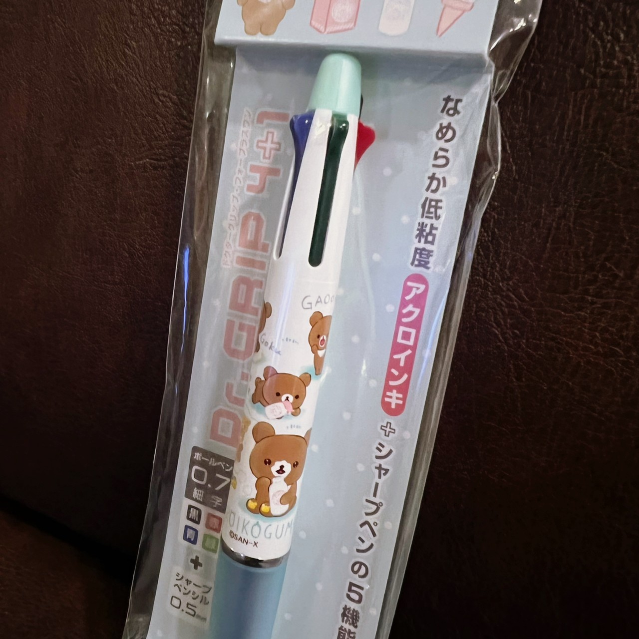 ปากกา Dr.Grip 4+1 ลาย Rilakkuma คอลเลกชั่น Chairoikoguma wants to grow up สีขาวฟ้า เป็นปากกาหมึก 4 สี ดำ แดง เขียว น้ำเงิน และเป็นดินสอกดในแท่งเดียวกัน