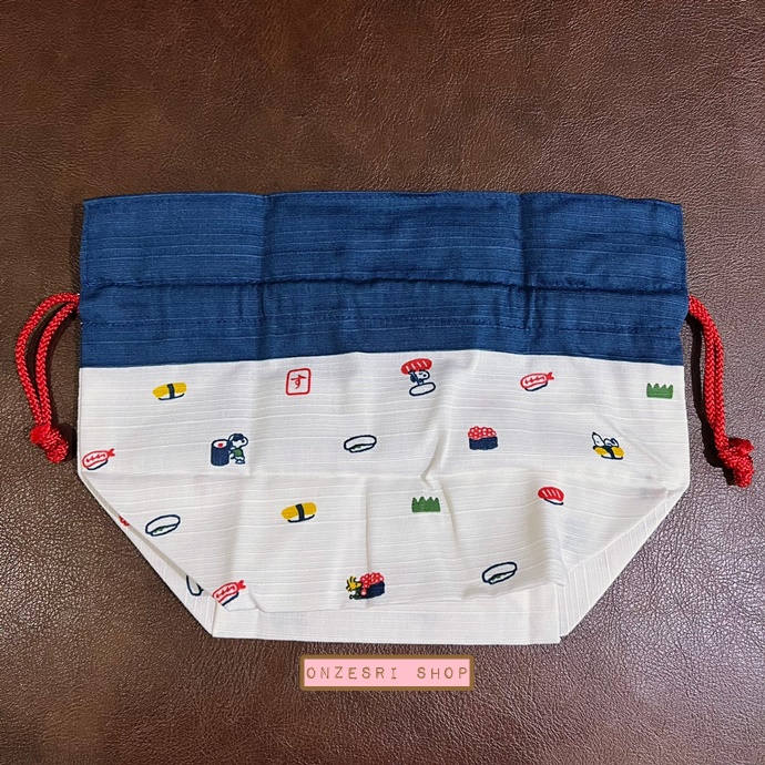 กระเป๋ารูดเชือกแบบญี่ปุ่น ลาย Snoopy Sushi (Limited) ทำจากผ้าญี่ปุ่น ขนาด 27 x 12 x 19.5 ซม. มีฐานกว้าง