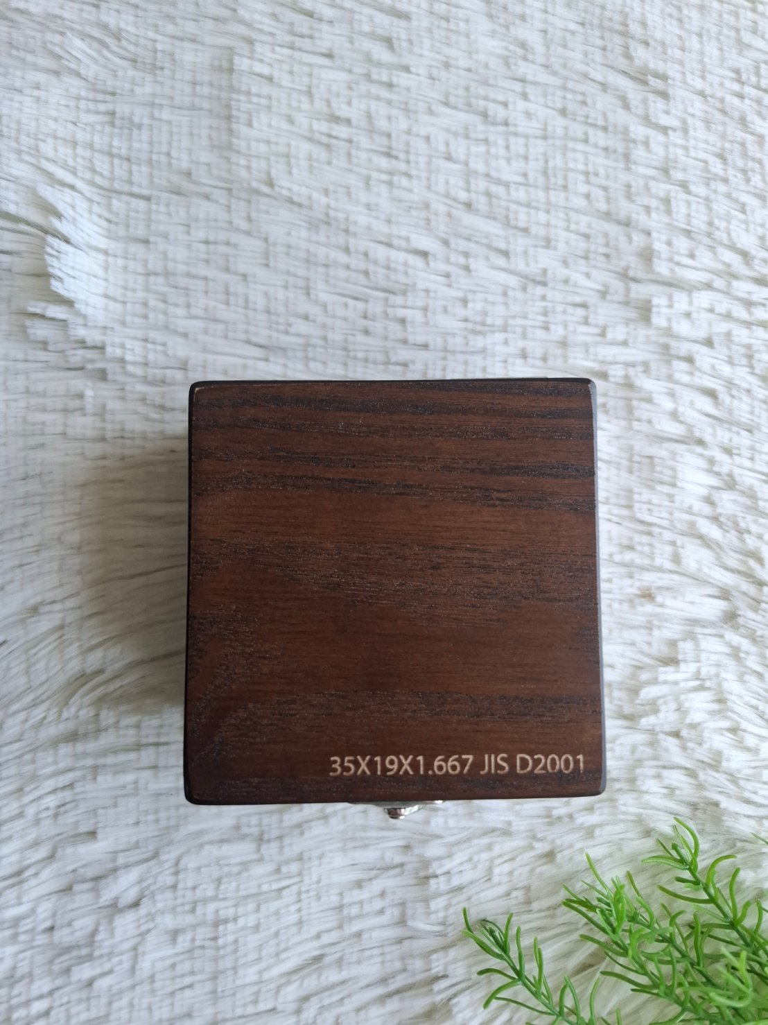 กล่องไม้สนฝาล็อคสัวอลนัท