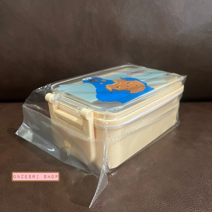 กล่องข้าวพร้อมตะเกียบ ลาย Sesame Street (Cookie Monster) ขนาด 10.2 x 18 x 7 ซม.