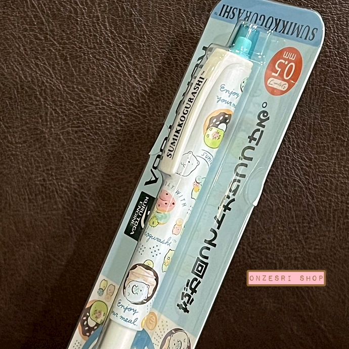 ดินสอกด Kurutoga ลาย Sumikko Gurashi Neko - Donuts สีขาวฟ้า หัว 0.5 แบรนด์นี้ขึ้นชื่อด้านมีระบบเหลาไส้เองในตัวดินสอ ทำให้เวลาเขียนเส้นจะคมชัดตลอด