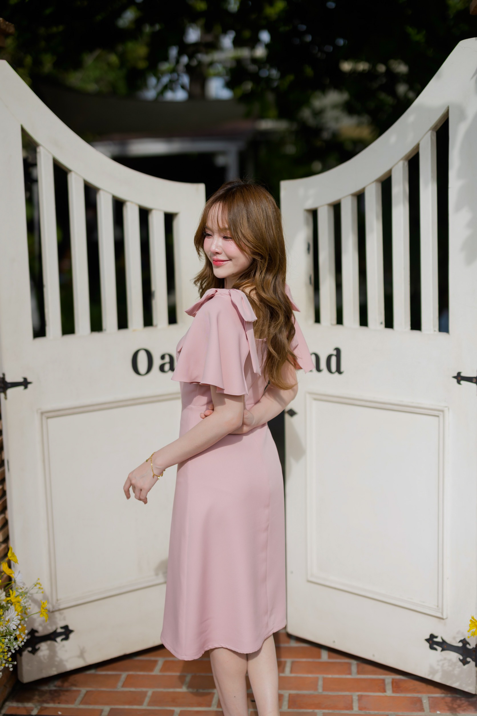 Bellette Bow Shoulder Dress : สีชมพู
