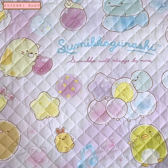 กระเป๋า Sumikko Gurashi Go Go School! Happy School 2025 Lesson Bag เป็นแบบเย็บบุ ๆ น่ารัก มีช่องใส่ของด้านนอก 1 ช่อง ขนาด 38 x 34 ซม.