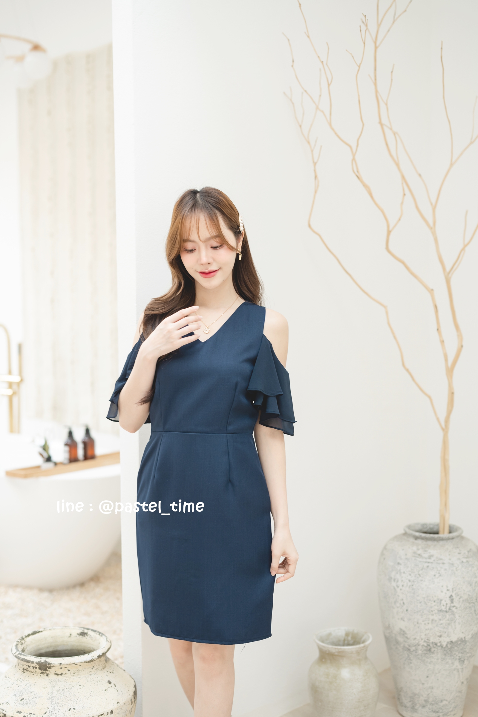 Vela off-shoulder dress : สีกรม