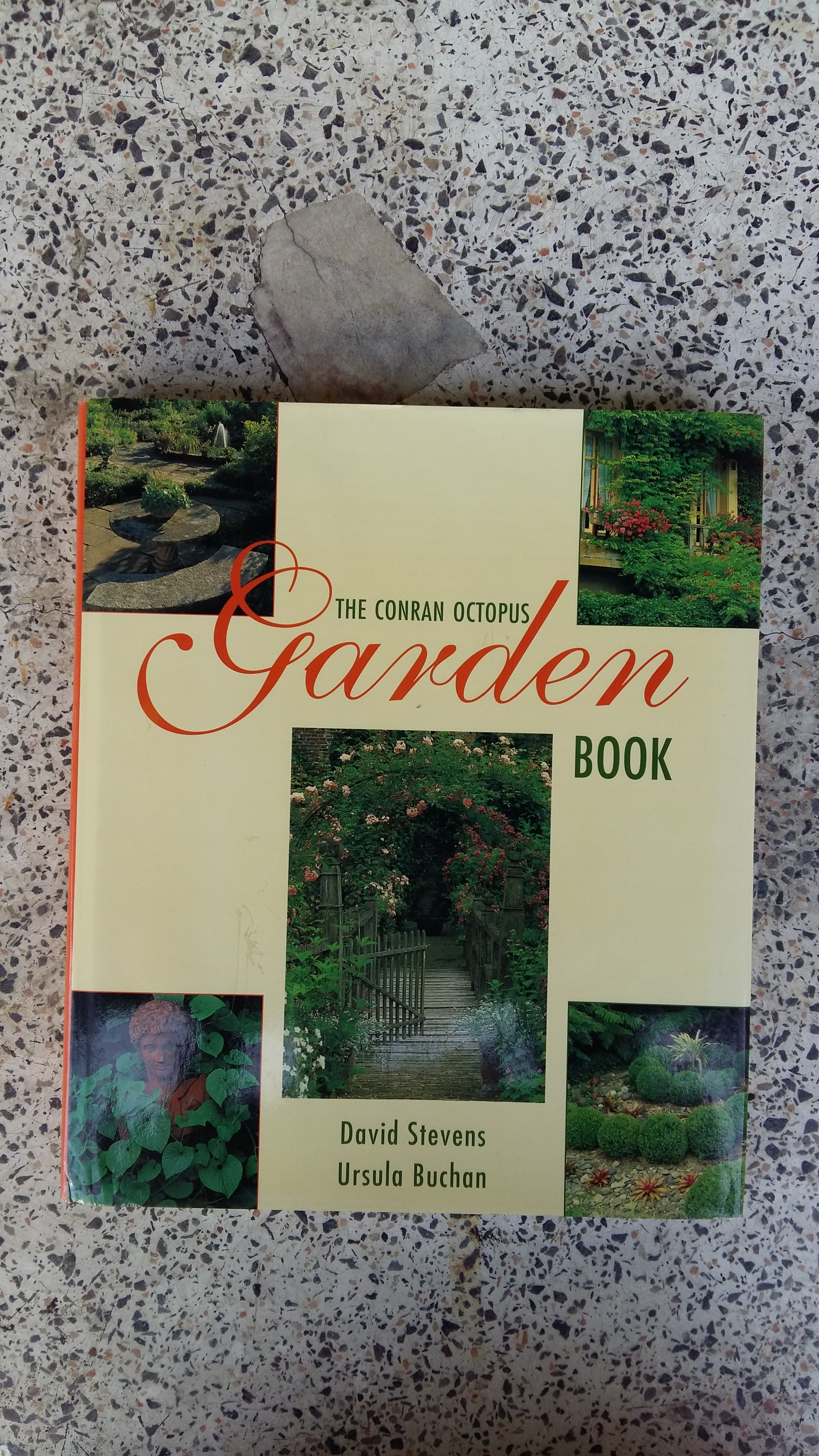 THE CONRAN OCTOPUS / GARDEN BOOK