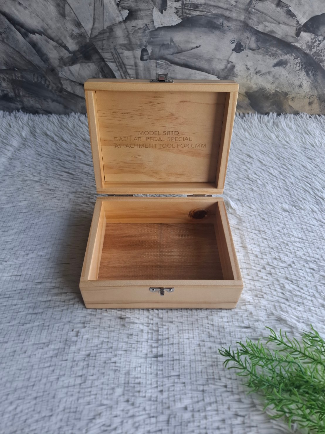 กล่องไม้สนฝาล็อค