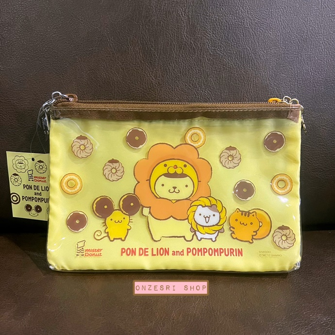 กระเป๋า Misdo Japan x Pompompurin แบบ 2 ซิป แบบ Pon de Lion and Pompompurin ด้านนอกเป็นพลาสติกแบบใส พื้นด้านในเป็นผ้า ใส่ของได้ 2 ช่องซิป ขนาด 20 x 2 x 13 ซม.