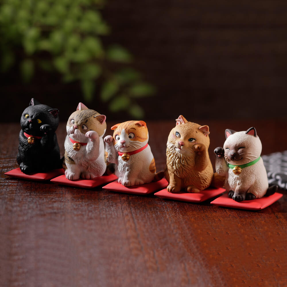 Kaiyodo Capsule Q Museum Kunio Sato's Lucky Cat V.3 โมเดลแมวกวักนำโชค Maneki Neko พร้อมแท่นวาง แบบ Scottish Fold สีขาวส้ม สูงประมาณ 4 ซม.