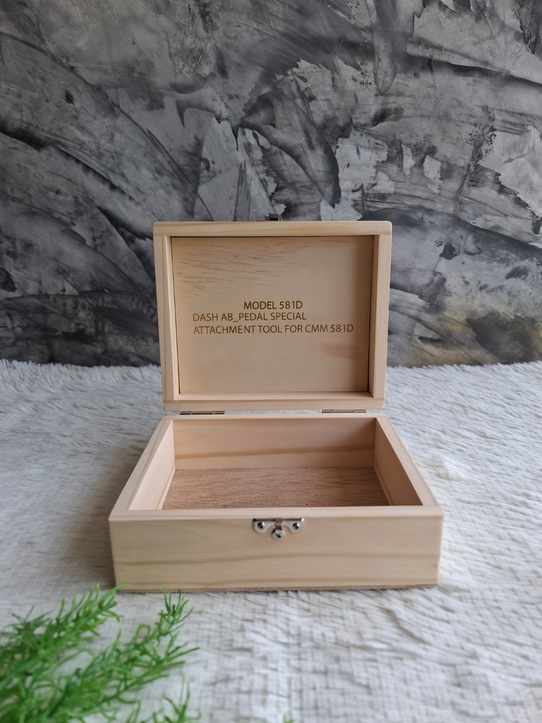 กล่องไม้สนฝาล็อค