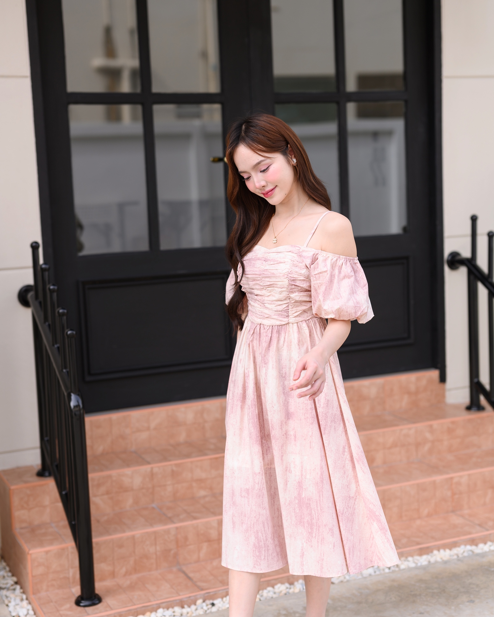 Pastel Puff Sleeve Dress เดรสเปิดไหล่แขนพอง : สีชมพู