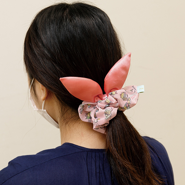 ที่รัดผม Sumikko Gurashi Shippo's Diner สีชมพู ขนาด 9 ซม. เป็นผ้าซาติน