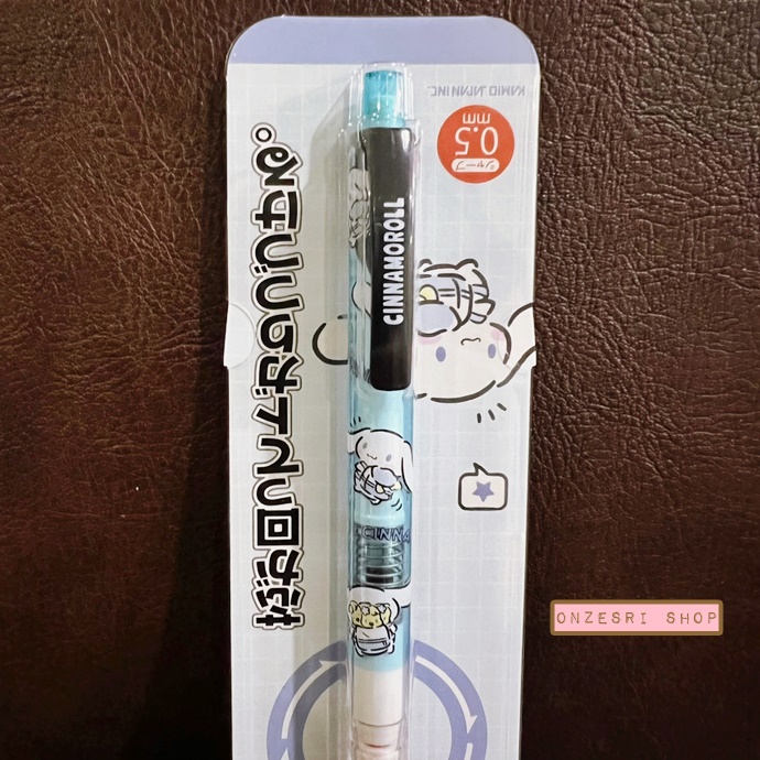 ดินสอกด Kurutoga ลาย Cinnamoroll สีฟ้า แบรนด์นี้ขึ้นชื่อด้านมีระบบเหลาไส้เองในตัวดินสอ ทำให้เวลาเขียนเส้นจะคมชัดตลอด