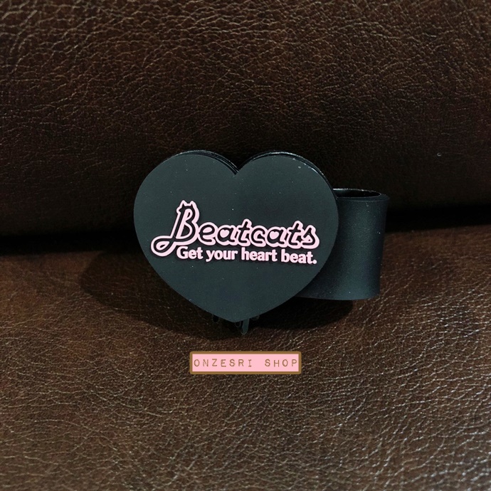 Sanrio Characters Beatcats Rubber Band ขนาดกว้าง 10.2 ซม. เป็นที่รัดเก็บสายหูฟัง หรืออื่น ๆ ทำจากยาง ด้านหลังมีกระดุมเหล็กติด มี 6 แบบให้เลือก
