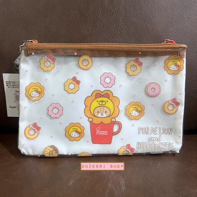 กระเป๋า Misdo Japan x Hello Kitty แบบ 2 ซิป แบบ Pon de Lion and Hello Kitty ด้านนอกเป็นพลาสติกแบบใส พื้นด้านในเป็นผ้า ใส่ของได้ 2 ช่องซิป ขนาด 20 x 2 x 13 ซม.