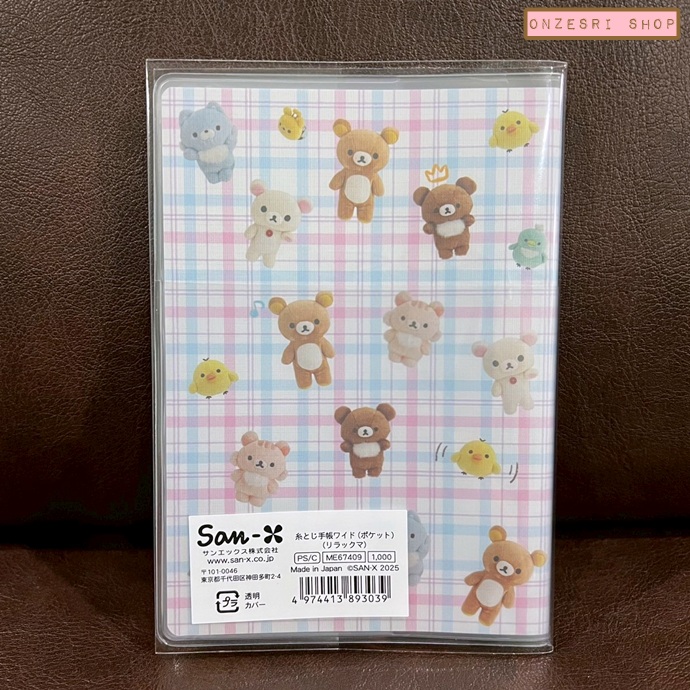 สมุด 2026 Schedule Book เล่มกลาง A6 ลาย Rilakkuma สีขาว ขนาด 10.8 x 15.5 x 0.6 ซม. (64 หน้า) มีให้จดตั้งแต่เดือน 10/2025 - 3/2027 เป็นปฎิทินแบบ monthly ช่องกลาง ด้านหน้าเป็นช่อง pocket ใส่ของได้