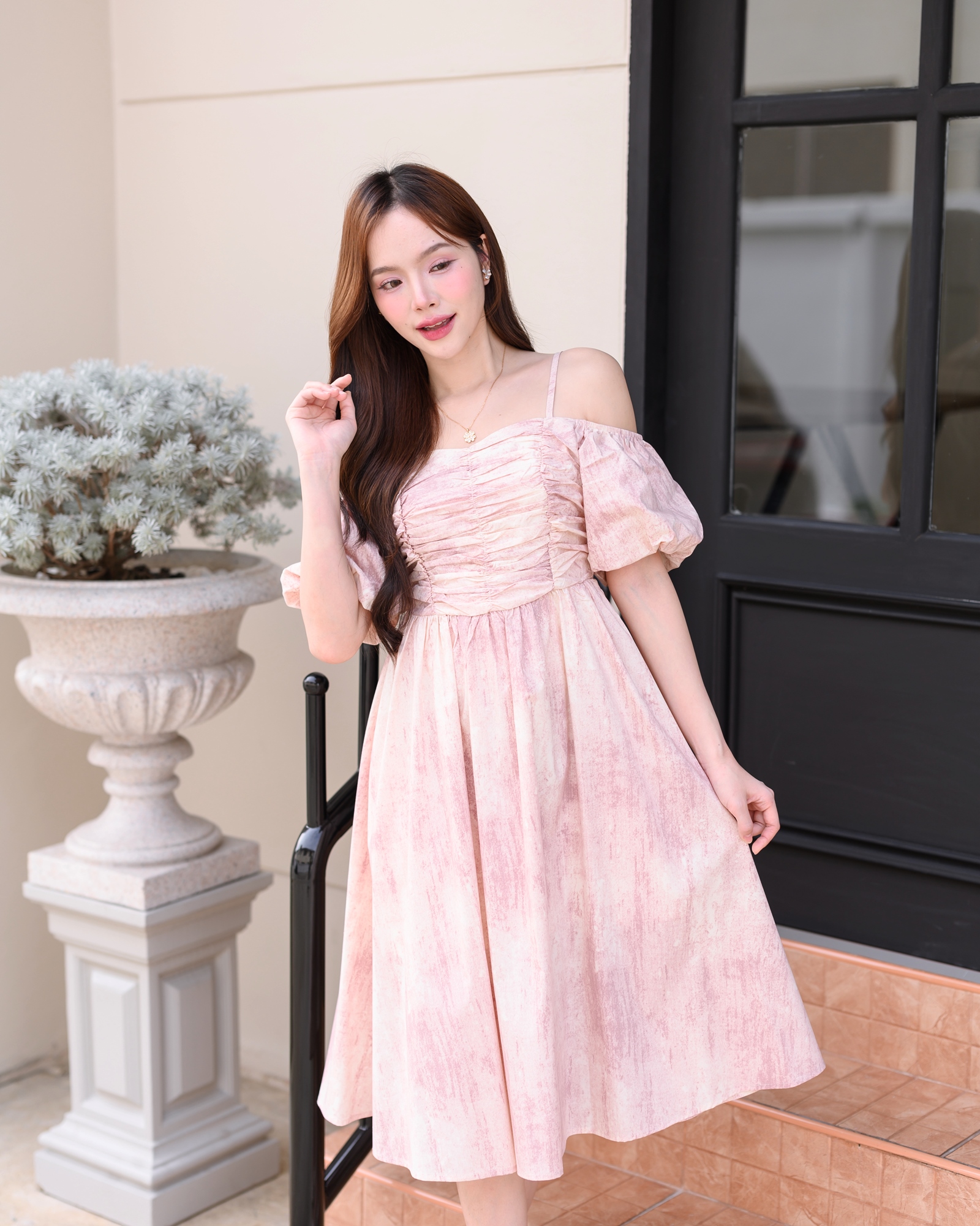 Pastel Puff Sleeve Dress เดรสเปิดไหล่แขนพอง : สีชมพู