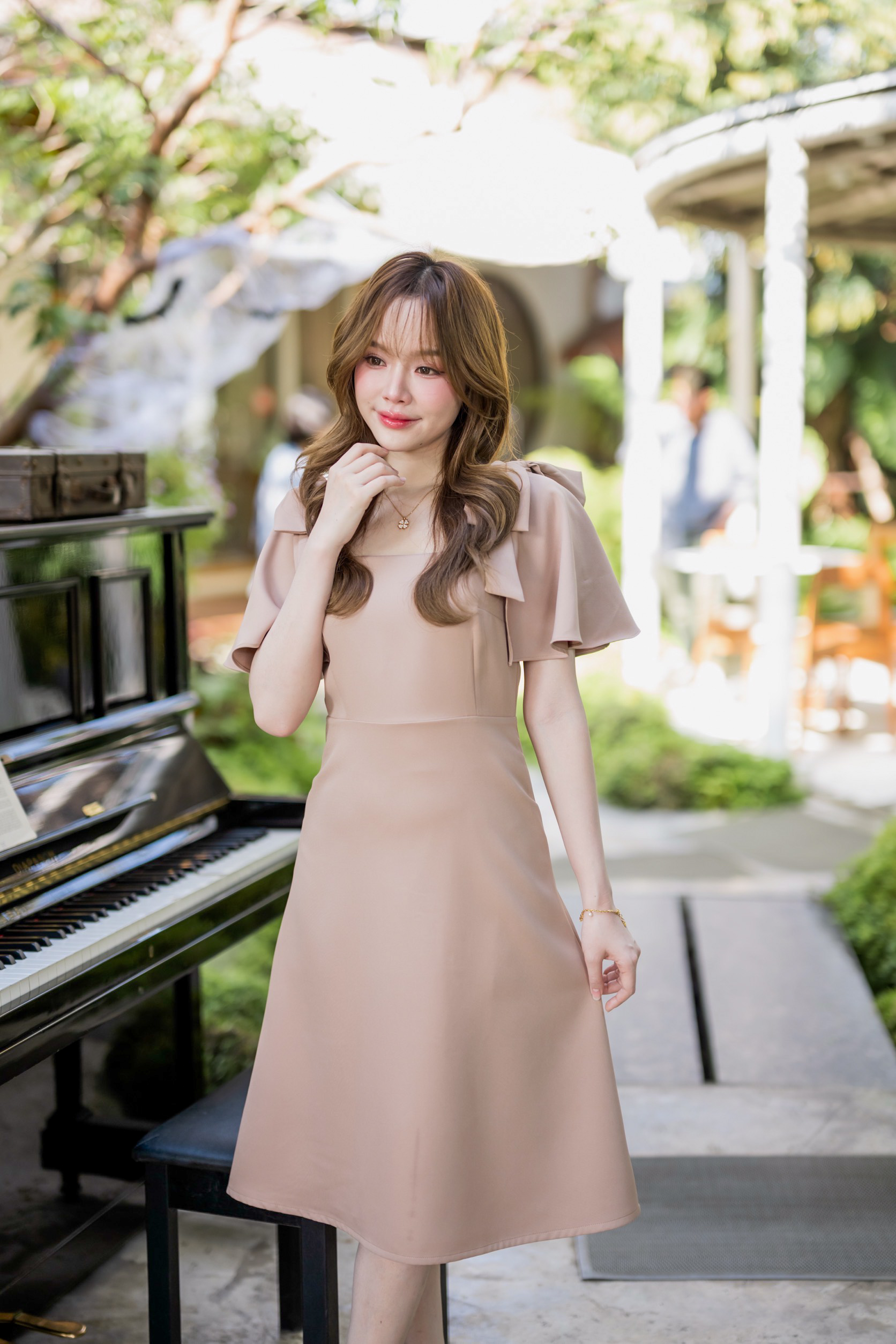 Bellette Bow Shoulder Dress : สีโอวัลติน