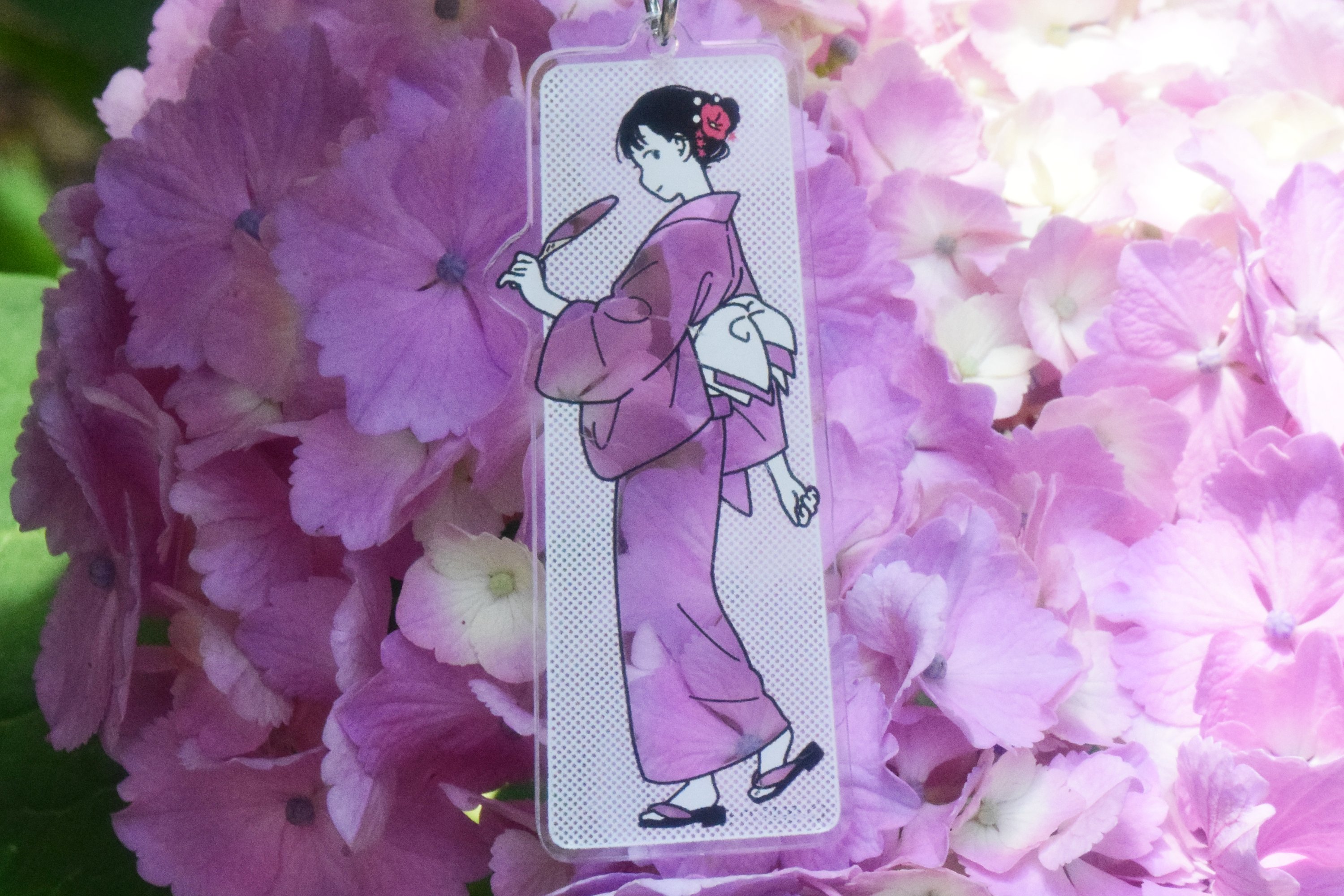 พวงกุญแจอะคริลิค Walking around the season จากศิลปินญี่ปุ่น Kamome Fuyuno ตรงที่เป็นเสื้อผ้าจะทำเป็นแบบใส ไว้ถ่ายกับพื้นหลังน่ารัก ๆ เปลี่ยนลายชุดได้ เฉพาะตัวอะคริลิกสูงประมาณ 6.5 ซม. มี 6 แบบให้เลือก